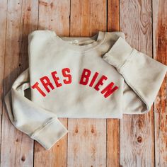 TRES BIEN Sweatshirt Saying Sweatshirts, All Over Print Sweatshirt, Flat Lays Clothing, French Sweatshirt, Gameday Sweatshirt, Cute Casual, Nantucket Sweatshirt, Screen Print Sweatshirt, Paris Sweatshirt