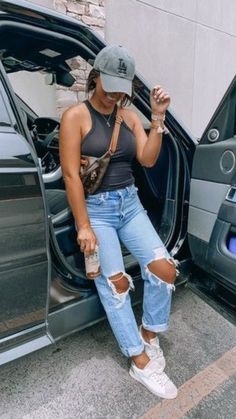 Womens Spring Outfits 2024, Tessa Outfits, Outfit Ideas With Hats, Smart Casual Outfits For Women, Sports Mom Outfit, White Tennis Shoes Outfit, Soccer Mom Outfit, Baseball Mom Outfits, Casual Outfits Ideas