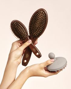 John Masters Organics scalp shake brush helps to gently remove build-up and massage the scalp to remove impurities. This invigorating scalp brush contains soft tines that massage the scalp without tangling the hair and works well to prep the scalp before cleansing. This brush is beneficial for all scalp and hair types to promote healthy hair and optimal scalp conditions. Exfoliating Scalp, Hair Paste, John Masters Organics, Scalp Brushing, Paddle Brush, Nourishing Shampoo, Oily Scalp, Hair Help, Hair Essentials