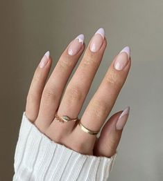 These pink French tips are absolutey gorgeous, and so subtle. You could get away with wearing this nail design any time of year, but the subtle white heart on the accent nail makes it perfect for Valentine’s Day. Fake Nails White, Nails Size, Lilac Nails, Lavender Nails, Minimal Nails, Nail Length, Oval Nails, Classy Nails