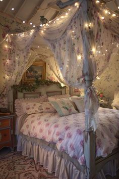 Transform Your Bedroom into a Vintage Floral Paradise! Canopy Bed With Curtains And Vines, Floral Garland Bedroom, Vintage Bed Canopy, Canape Bedroom, Romantic Home Aesthetic, Floral Dorm Room Ideas, Canopy Room Ideas, Canopy Bed Ideas Aesthetic, Floral Canopy Bed