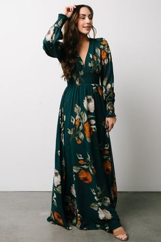 This gorgeous green maxi gown is perfect for all seasons! The beautiful flow of the material and deep V neckline will have you feeling whimsical. Long Sleeve Floral Maxi Dress, Skirt Outfits Fall, Tulle Maxi Dress, Baltic Born, Vintage Boho Fashion, Chiffon Midi Dress, Rust Dress, Chiffon Material, Maxi Dress Green