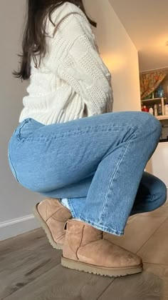 Ugg Mini Boot Outfit, Ugg Classic Mini Ii Outfit, Ugh Mini Boots Outfit Jeans, Ugg Boot Outfit Ideas, Micro Uggs Outfit, Ugh Outfits, Short Ugg Boots Outfit, Ugh Mini Boots Outfit, Mini Ugg Boots Outfit