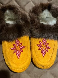 Handmade Moccasins Slippers size 8.5 Woman True Fit or size 7 man US/CA Muskrat Fur Trim Baby Moccasin Pattern, Alpaca Slippers, Native American Moccasins, Handmade Moccasins, Moccasin Pattern, Beaded Moccasins, Native American Crafts, Booties Crochet, Baby Moccasins