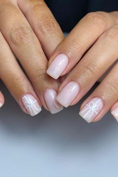 Neutral Nails With A Bow Elegant Neutral Nails, Nails Acrylic Tips, White Nail Inspo, Gold Holiday Nails, White Short Nails, Bow Trend, Coquette Nails