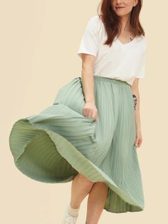 Recycled fabric Wrinkle-free Effortlessly elegant Discover the Hazel Sage Green Pleated Skirt, a timeless essential blending sophistication with comfort. With flowing pleats and a discreet elastic waistband, it offers effortless elegance from day to night. Sage Green Skirt, Green Pleated Skirt, Short Bra, Winter Comfort, Warm Socks, Green Skirt, Shop Swimwear, Pleated Skirt, Short Tops