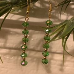 Aretes Hechos A Mano Con Piedras De Cristal En Color Verde Colgantes Green Bead Earrings, Beaded Diy, Bracelets Tutorial, Green Charms, Beaded Bracelets Tutorial, Bracelet Tutorial, Green Bead, Diy Beads, Beaded Earrings