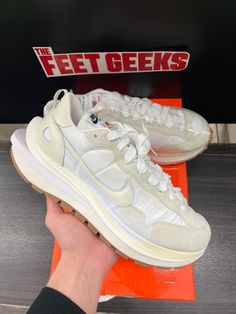 New with box Nike Sacai Vaporwaffle, Nike Air Tailwind, Nike Vapormax Flyknit, Nike Sneakers Mens, Nike Air Max 98, Nike Sacai, White Sneakers Men, White Running Shoes, Red Sneakers