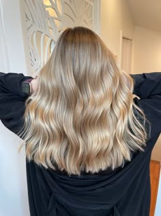 Honey Blonde Hair Darker Roots, Beige Blonde With Dark Roots, Low Maintenance Blonde Hair Medium Length, Rooted Honey Blonde Hair, Warm Blonde Root Melt, Golden Blonde Bayalage On Brown Hair, Vanilla Blonde Balayage With Money Piece, Honey Blonde Root Smudge, Fall Honey Blonde