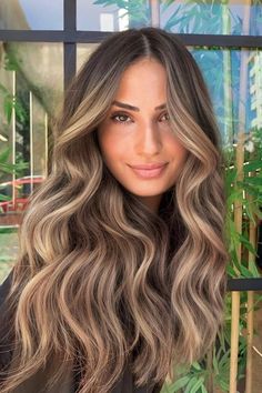 Long layered hair with a soft balayage is the perfect way to add depth and movement to your style. The subtle transition from dark roots to lighter ends creates an exquisite sun-kissed effect. Styled with loose waves, this look screams sophistication and glamour, suitable for any occasion.  // Photo Credit: Instagram @zaferarsanoglu_official Dark Root Light Ends, Dark Roots Light Ends Brunettes, Dark Root Balayage, Balayage Dark Roots, Hairstyles For Blondes, Classy Hair, Blonde Layered Hair, Soft Balayage, Wedding Hair Colors