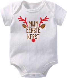 Deze zacht aanvoelende baby rompertje is verkrijgbaar met verschillende leuke opdrukken of teksten. Perfekt als cadeau voor zwangerschappen. Maat: 0-3 maandenMateriaal: zachte polyester Onesies, Baby Onesies, Cricut, Clothes