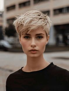 28 Funky Pixie Cut Ideas: A Blend of Edginess and Sophistication Short Piece Hairstyles, Edgy Short Hair With Bangs, Short Punky Hair, Funky Pixie Cut, Blond Pixie, Kort Bob, Thick Hair Cuts, Head Games, Messy Short Hair