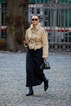 Classic With a Twist! 9 Trench Coat Outfit Ideas to Try This Spring | Vogue Trench Coat Outfit Ideas, Coat Outfit Ideas, Spring Trench Coat, Transitional Dressing, Oversized Trench Coat