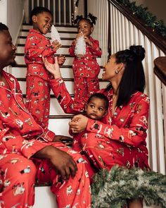 Christmas Pjs Aesthetic Matching, Pajama Christmas Pictures Family, Bougie Mom Aesthetic, Pictures On The Stairs, Christmas Pjs Family Picture Ideas, Christmas Black People, Black People Christmas, Family Christmas Morning, Fun Family Christmas Photos