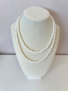 Handmade single layer large pearl adjustable necklace. Photo displays a layered look that can be achieved by wearing two of the necklaces. Order comes with a single necklace.  Size: Necklace length is 15 in  Extender chain is 2.75 in. (Message me if you'd like me to add an additional 2.75 in extender for no extra cost) Lightweight, minimalist, and chic. Layer with other necklaces or wear alone. Perfect for casual daily wear or for a fun night out. Jewelry hardware is hypoallergenic and nickel free. All jewelry in my store is handcrafted with love. Your actual piece may have slight variations from what is displayed in the listing photos. Classy Pearl Necklace, Pearl Necklace Layering, Jewelry Hardware, Single Necklace, Necklace Photo, Layered Pearl Necklace, Necklace Elegant, Necklace Layering, Necklace Pearl