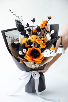 Our Free Crochet Flower Bouquet patterns Halloween Bouquet, Crochet Bouquets, Crochet Stuffies, Bouquet Crochet, Beau Crochet, Large Bouquet, Bouquet Tutorial, Halloween Floral