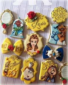 there are many decorated cookies on the table