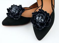 This Listing is  Flower shoe clips in dark blue.Perfect for Shoes and beach sandals.Made of genuine leather.Attach metal shoe clips backside of the flower.Flowers diameter is 7 cm / 2.8''Made to Order (1-3 business days).Standard International delivery via Latvijas Pasts  to the U.S. usually takes about  10 - 14 business days.Thanks for looking! Flower Shoes, Leather Flowers, Yellow Leather, Shoe Clips, Peony Flower, Beach Sandals, Khaki Green, Green Leather, Leather Working