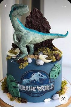 there is a dinosaur cake on the table