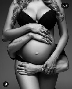 Maternity Fashion Spring, Vom Avea Un Copil, Maternity Photography Ideas, Baby Bump Photoshoot, Maternity Studio Photoshoot, Couple Maternity, Baby Bump Pictures, Pregnancy Belly Photos