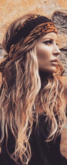 Boho Hair In Your 40s, Boho Hair With Braids, Bohemian Makeup Look Boho, Hippie Makeup Boho, Romani Hairstyle, Hippie Hairstyles For Long Hair, Hippie Curly Hair, Hippie Hairstyles 70s, Simple Boho Hairstyles