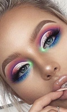 Boom Makeup, Makeup For Deep Set Eyes, Colourful Eyeshadow, 80s Makeup Looks, Eyes Makeup Tutorial, Everyday Eyeshadow, Rainbow Eye Makeup, Pink Concert