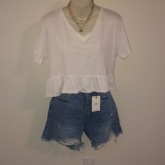 Forever 21 Distressed Mom Shorts Size 27 Nwt High Rise Relaxed Waist Measures 14.5” Rise Measures 12.25” Inseam Measures 5” 100% Cotton Machine Washable Line Dry From A Smoke Free And Pet Free Home Spring High Waist Tops With Frayed Hem, High Waist Cotton Tops With Frayed Hem, Casual Distressed Shorts For Day Out, Forever 21 Relaxed Fit Summer Bottoms, Forever 21 Cotton Jean Shorts For Spring, Forever 21 Casual Shorts For Vacation, Casual Summer Jean Shorts By Forever 21, Casual Forever 21 Shorts For Vacation, Casual Vacation Shorts From Forever 21