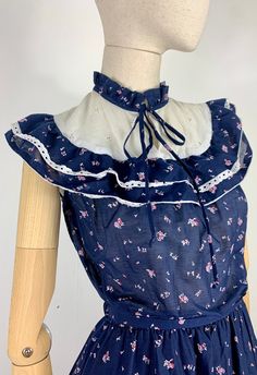 DETAILS - bodice unlined, skirt lined - handmade  - yoke with ruffles detail - fit and flare style - white lace trimming detail - matching belt  - front bow detail - gathered waistline - back zip closure - floral print - cotton  SIZE & MEASURES item laid flat on one side - fits size S measures available soon CONDITIONS Excellent vintage condition. https://www.intomycloset.uk/ Cottage Core Clothing, Maxi Dress 70s, Yoke Dress, Oc Aesthetic, Gown Vintage, Dress 70s, Christian Woman, 70s Dress, Ruffled Maxi Dress