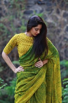 Mango HBP Khadi Cotton Saree Blouse Design For Healthy Women, Birthday Dress Black, Green Cotton Saree, Blouse Designs For Saree, Green Blouse Designs, Elegant Sarees, Ethnic Saree, Portfolio Shoot, Photography Simple