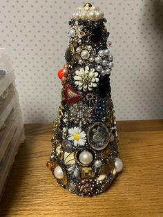 a small christmas tree made out of jewelry