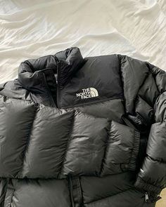 Die The North Face Daunenjacke vereint Stil, Funktionalität und Wärme🔥 in einem herausragenden Design✂️. Diese hochwertige Jacke bietet mit ihrer erstklassigen Daunenfüllung eine optimale Isolierung, die dich selbst in den kältesten🥶 Temperaturen warm hält. Ihr moderner Schnitt sorgt für eine schmeichelhafte Passform und ermöglicht uneingeschränkte Bewegungsfreiheit. North Face Puffer Jacket Aesthetic, North Face Aesthetic, North Face Puffer Outfit, Puffer Jacket Aesthetic, Doudoune The North Face, Puffer Outfit, The North Face Puffer Jacket, Shag Jacket, North Face 700