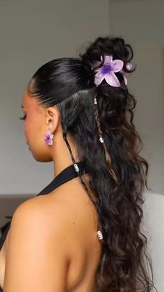 Curly Fairy Hairstyles, Island Girl Hairstyles, Teenagers Hairstyles, Hawaii Hairstyles, Island Hairstyles, Y2k Hairstyles Curly Hair, Hawaii Hairstyle, Flower Hairstyles