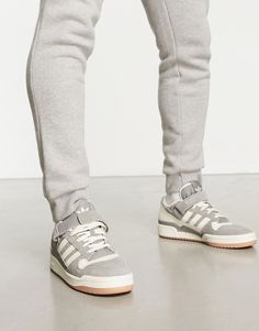 Skor från adidas Originals Gjorda för att tas ur lådan Låg design Stängs med snörning Avtagbara kardborreband Vadderad plös och häl adidas signaturtryck Perforerad för andningsförmåga Tålig yttersula i gummi Greppvänlig undersida Forum Low, Adidas Branding, Adidas Brand, Low Sneakers, Profile Design, Body Fit, Jeans Shop, Adidas Originals, Baskets