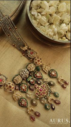 Indian Bridal Jewelry Kundan, Sabyasachi Bridal, Indian Bridal Jewelry, Kundan Jewellery Bridal, Jewelry Kundan, Indian Jewelry Earrings, Antique Jewellery Designs, Beaded Necklace Designs, Antique Jewelry Indian