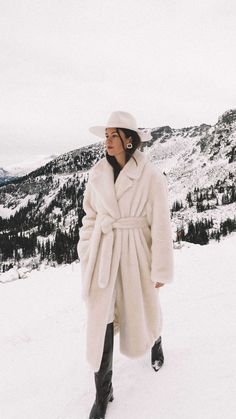 Easy Winter Outfit Ideas. Sarah Butler of @sarahchristine wearingTibi oversized belted faux fur coat and Gucci crystal double G earrings in Whistler, Canada Ski Resort Outfit, Winter Outfits Canada, Fall Fashion Coats, Winter Photoshoot, Resort Outfit, Easy Winter Outfit, Outfit Trends