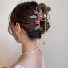 Freshen Up Your Spring Look with These Top 5 Floral Hair Claw Clips – Tristar Boutique Dunner Wordend Haar, Flower Cross, Floral Accessories Hair, Hair Claw Clips, Colored Flowers, Trendy Hair