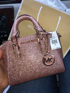 Sac Michael Kors, Bling Bags, Luxury Bags Collection, Luxury Sportswear, Michael Kors Handbag, Girly Bags, Cute Handbags, Luxury Purses, Fancy Bags