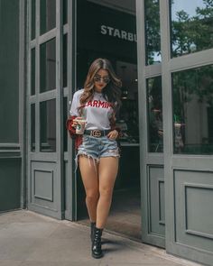 y tacones formales o con cualquier polera y tenis ¡Te hará sentir una chica motociclista Look 80s, Look Grunge, Fotos Goals, Foto Tips, Foto Poses, 2019 Fashion