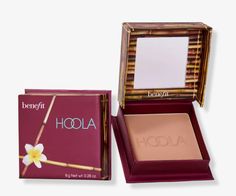 Best-selling bronzer Hoola Lite Bronzer, Bronzer Tips, Koleksi Makeup, Benefit Hoola Bronzer, Leni Klum, Benefit Hoola, Natural Bristle Brush, Hoola Bronzer, Powder Bronzer