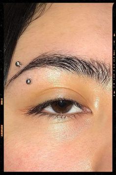 Cute Eyebrow Jewelry, Female Eyebrow Piercing, Eyebrow Piercings Aesthetic, Right Eyebrow Piercing, Pirsing Eyebrow, Eye Brow Piercing Aesthetic, Unique Eyebrow Piercing Jewelry, Eyebrow Jewelry Piercings