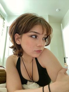 Mullet Hair Girl, Ashley Judd Short Hair, Short Queer Haircuts, Pixie Cut Straight Hair, Girls Mullet, Queer Haircut, Queer Hair, Hairstyles Inspiration