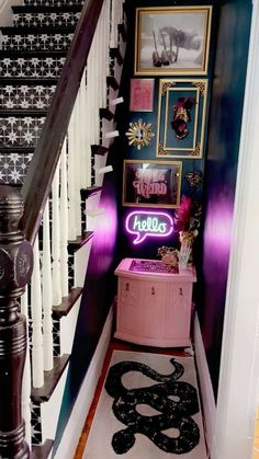 Boho Bliss: Transform Your Space with Cozy Charm and Natural Beauty Eclectic Kitchen Decor Small Spaces, Girly Maximalist Decor, Eclectic Maximalism Bathroom, Home Decor Maximalism, Maximalist Minimalist Decor, Maximalist Salon, Eccentric Home Decor, Maximalist Entryway, Entryway Wallpaper