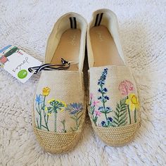 Brand: Joules Condition: New Without Box Size: Us 6, Eur 37, Us 7, Eur 38 Style: For Spring Summer, Embroidered Flowers Slip-On Flat Color: Nude, Green, Yellow, Blue, Pink Material: Natural Fabric Made In China Sh34, 35 2 Items Under $10 = $12 5 Items Under $10 = $25 3 Items From $10-20 = $36 5 Panties = $35 Bundle 2 Or More For Additional Discount Check Out My Closet For More Items Add Listings You Love To A Bundle And Send Me An Offer. Most Reasonable Offer Are Accepted. No Trade. All Items Ar Spring Embroidered Round Toe Espadrilles, Casual Embroidered Espadrilles For Spring, Casual Flat Embroidered Espadrilles, Spring Embroidered Slip-on Espadrilles, Embroidered Slip-on Espadrilles For Spring, Summer Embroidered Espadrilles With Round Toe, Casual Embroidered Closed Toe Espadrilles, Spring Embroidered Closed Toe Espadrilles, Summer Embroidered Flat Espadrilles