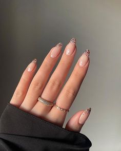 Best winter nail ideas | trendy winter nails | cute winter nails | simple winter nails | aesthetic winter nails | short winter nails Sparkly Ombre Nails, Mardi Gras Nails, Unghie Sfumate, New Years Eve Nails, January Nails, Her Nails, Sparkly Nails