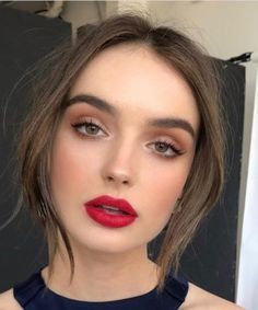 Les 25 plus beaux maquillages pour les fêtes - ELLE.be Makeup Bibir, Trucco Glam, Red Lips Makeup Look, Natural Summer Makeup, Natural Glam Makeup, Smoky Eyeshadow, Red Lipstick Makeup, Lipstick Tutorial, Red Lip Makeup