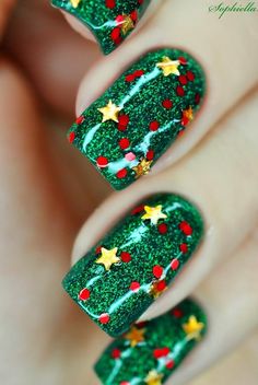 Christmas #nail #nails #nailart. I actually really like this one. But I don't think I have a glitter green. Simple Pretty Nails, Nails With Stars, Nail Noel, Star Nail Art, Winter Nail Art