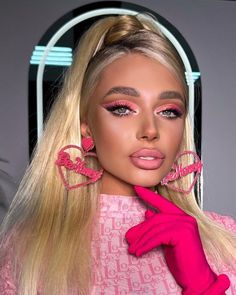 White Eyeliner Looks, Doe Eye Makeup, Pink Eyeshadow Look, Barbie Hairstyle, Minimal Makeup Look, Bright Makeup, Barbie Makeup, White Eyeliner, Simple Makeup Looks