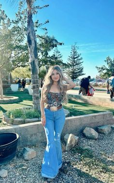 #vaquerastyle #outfits #western #vaqueraoutfit Outfit For Jaripeo, Cow Girl Outfits Ideas Mexican, Cowgirl Mexican Outfits, Vaquera Outfit Ideas, Vaquera Outfit Mexican Women, Winter Vaquera Outfits, Mexican Cowgirl Outfits, Jeans And Cowboy Boots Outfit, Rancho Outfits