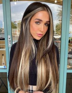 2 Tone Hair Color, Two Tone Hair Color, 2 Tone Hair, Caramel Blonde Hair, Two Tone Hair, White Blonde Hair, Black Hair With Highlights, Gorgeous Hair Color, Blending Gray Hair