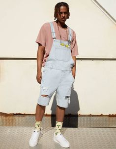 Overalls Men Fashion Outfits, Men Overalls Outfits, Mens Overalls Outfits, Denim Jumper Outfit, Overalls Men Fashion, Bershka Outfit, Overall Shorts Outfit, Mens Festival Fashion, Denim Short Jumpsuit